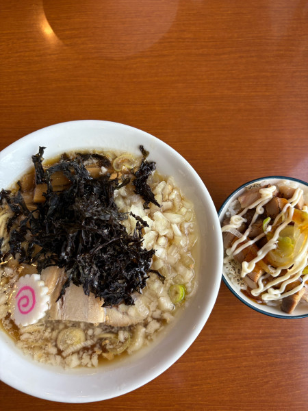 「背脂生姜醤油らーめん 低温チャーシュー南蛮丼」@自家製麺しげの写真