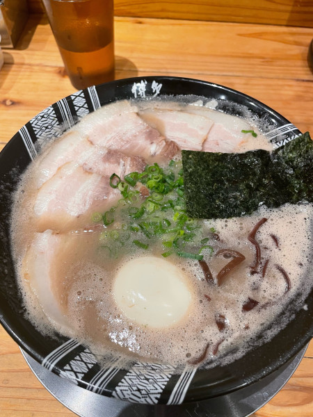 「チャーシューメン（バリカタ）＋半熟味玉トッピング」@博多一双 新横浜ラーメン博物館店の写真