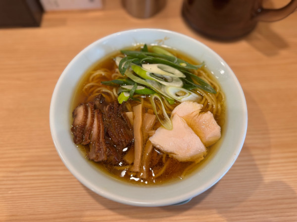 「らーめん(醤油) 880円(税込)」@笠岡ラーメン TAKETONBO 新富町店の写真