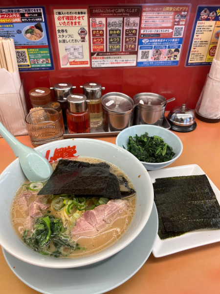 「醤油ラーメン ほうれん草 半ライス」@ラーメン山岡家 野田店の写真