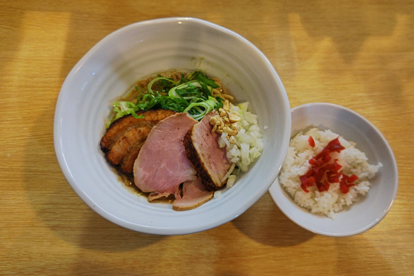 「炭火焼きチャーシューの燻製まぜそば」@麺屋 たけ井 本店の写真