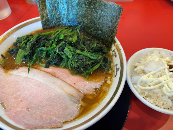 「ラーメン並+ほうれん草+ライス」@家系ラーメン 裏大輝家 青物横丁店の写真