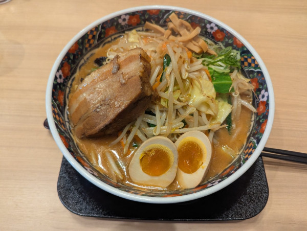 「煮卵のせ角煮味噌ラーメン1100円+野菜まし280円」@五穀みそらーめん 味噌屋蔵之介 八王子みなみ野店の写真