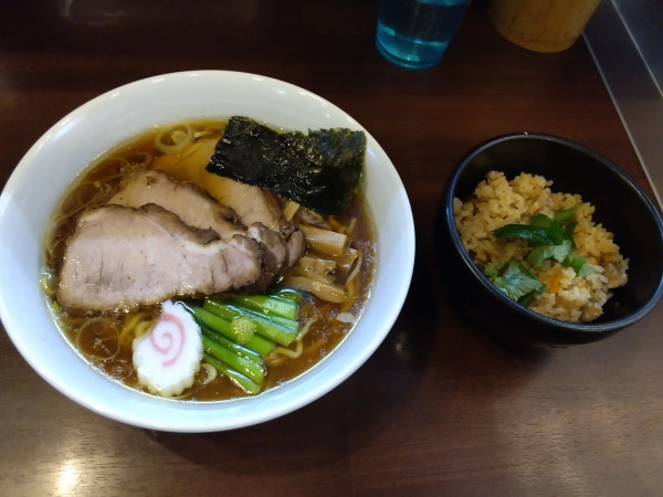 「「１０周年記念中華そば」1000円 「炊き込みご飯」350円」@とものもとの写真