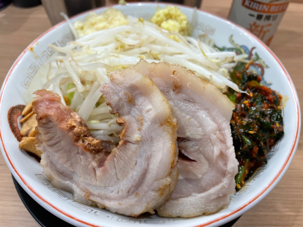 「ミニ味噌山、辛ニラ、缶ビール」@ラーメン豚山 金沢文庫店の写真