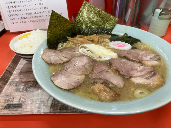 「チャーシュー麺　中盛り　ライス」@ラーメンショップ 鷲宮店の写真