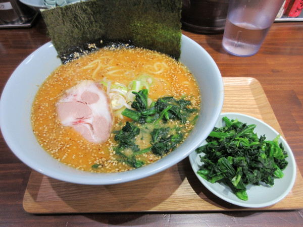 「特製味噌ラーメン(750円)+ほうれん草150円」@りんがりの写真