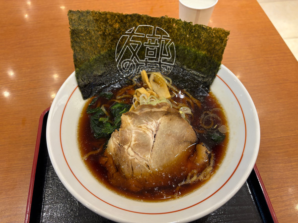 「友部黒醤油ラーメン 850円」@粉の蔵 友部SA店の写真