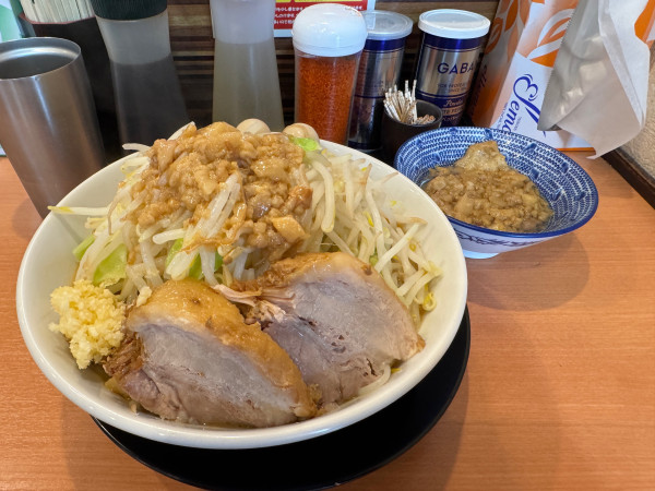 「ラーメン　うずら　肉カスアブラ」@豚のトリコの写真