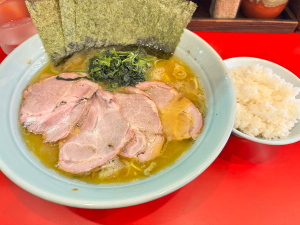 「らーめん中盛燻製チャーシュー2枚増しのり3枚増しライス並」@横浜家系らーめん たま家の写真