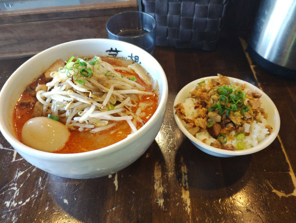 「辛味噌ラーメン中 味玉 ミニチャーシュー丼」@麺屋 茅根の写真
