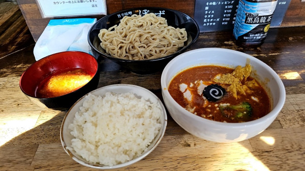 「【限定麺】チキンバターカレーつけめんと味噌アブラと🍚」@旨辛味噌らーめん ぼんずの写真