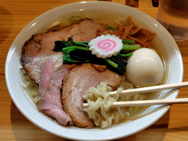 「特製中華蕎麦 塩(手揉み麺)·ライス·海苔5枚(サービス)」@麺道 六善の写真