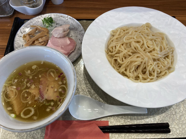 「塩つけ麺（大盛り）＋吊るし焼きチャーシュー」@彩とりの写真