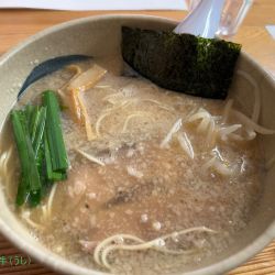 豚骨醤油らーめん(800円)