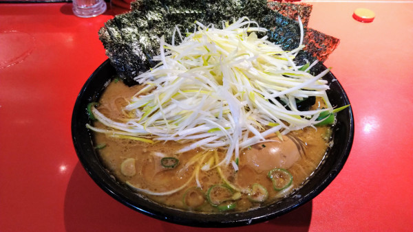 「ラーメン(麺硬め･味濃いめ･油多め)+味玉･海苔･下仁田葱」@厚木家の写真