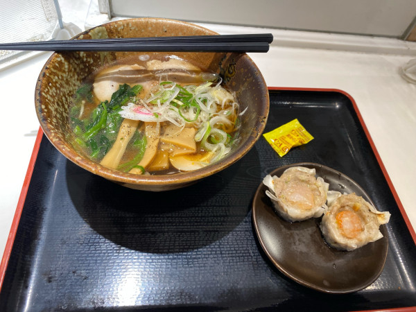 「特製しょうゆラーメン680円+中華料理彩鳳のジャンボ焼売400円」@えきめんや 上大岡京急店の写真