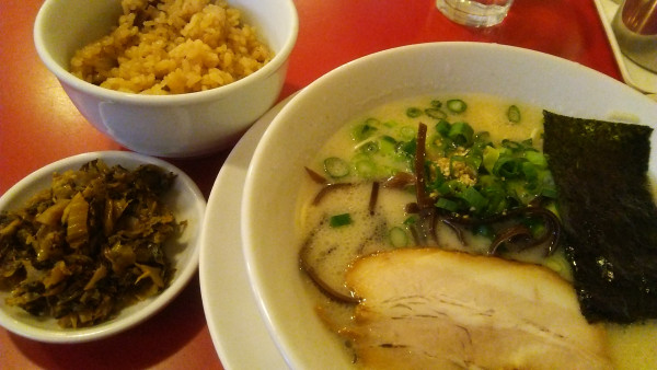 「まるきんラーメン＋辛子高菜＋チャーシュー炊き込みごはん」@博多まるきんラーメン 春日店の写真