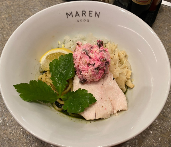 「鶏塩まぜそば（〆ミニ飯付）1050円」@soba MAREN 渋谷店の写真