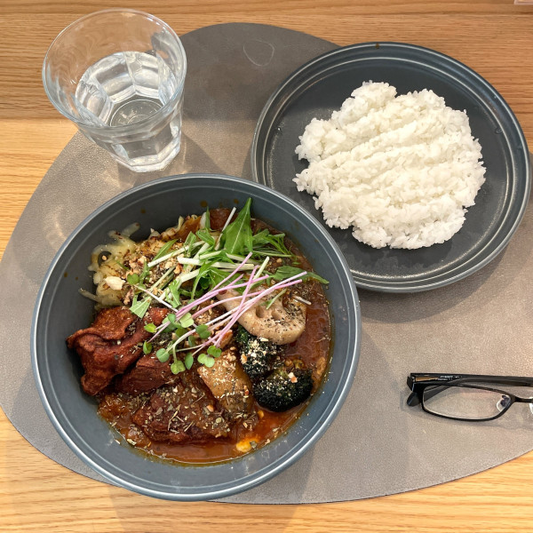 「タンドリーチキンと焦がしキャベツチーズカリー【濃厚トマト】」@202カリー堂の写真