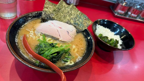 「ラーメン 並 ¥850」@横浜ラーメン おか本の写真