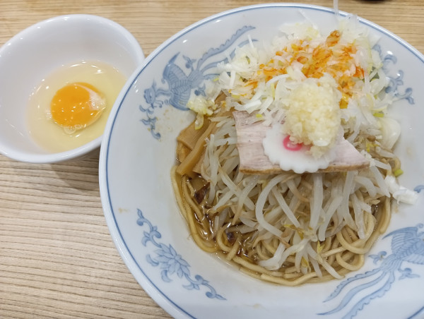 「油そば・麺軽め+にんにく+生卵」@らーめん 高尾の写真