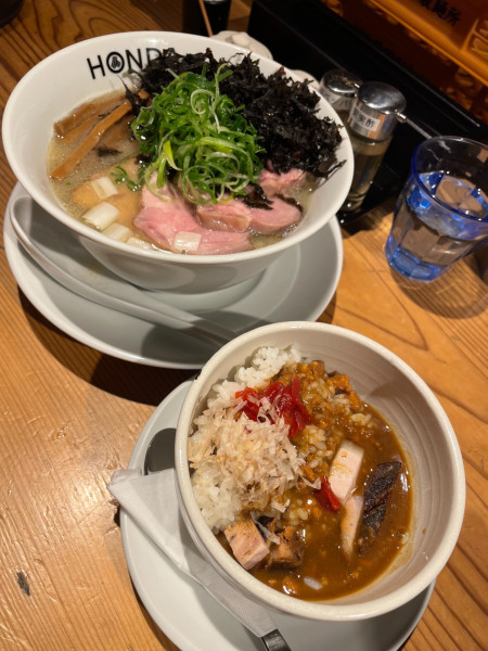 「塩チャーシューめん+大盛+海苔+特製半カレー」@本田麺業 神田西口駅前店の写真