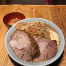 ラーメン(300g)、豚一枚増し、野菜少なめ、ニンニク、アブラ