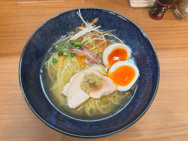 「和出汁塩ラーメン鶏にぼし油950円＋オープン記念無料塩味玉子」@麺処塩一択の写真