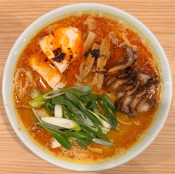 「辛鶏味噌らーめん」@笠岡ラーメン TAKETONBO 新富町店の写真