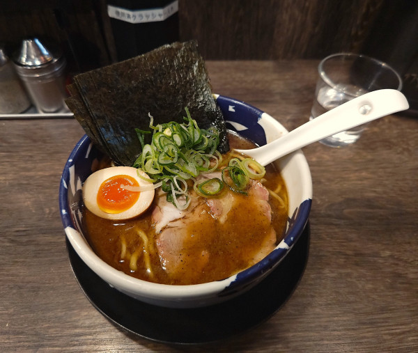 「こってりたいぞうラーメン（並）+無料ライス中」@節骨麺たいぞう 葛西店の写真