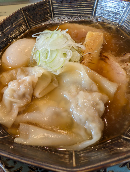 「醤油らぁ麺・味付け煮卵＆チャーシュー＆雲呑増し」@古民家ヌードゥル黒揚羽森住の写真