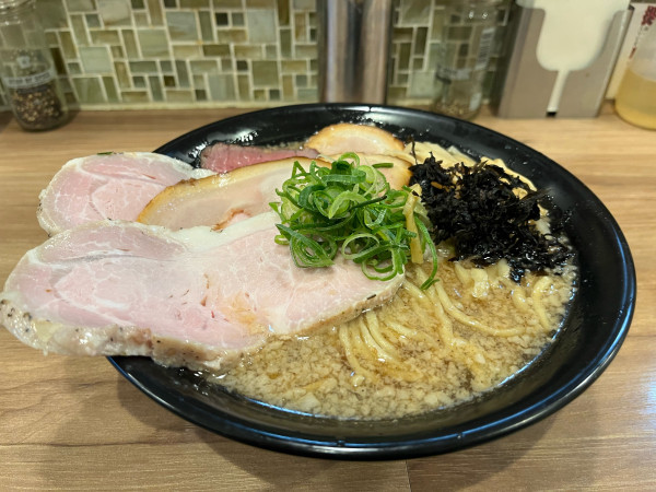 「背脂煮干し+厚切りチャーシュー」@はつがい商店の写真