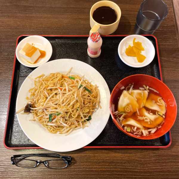 「A. 香港風焼きそば＋餃子スープ(餃子5個)」@中華酒場 三百楽 町田店の写真