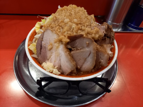 「小ラーメン豚入り(やわらかめ・にんにく少し・野菜増し・あぶら増し」@ラーメンタロー 五反田の陣の写真