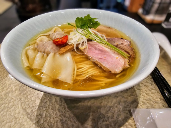 「雲吞焼豚地鶏そば白醤油」@麺屋さすけ 本店の写真