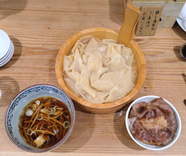 「平打ちざるそば A5ランク黒毛和牛ごはん」@かね田の写真