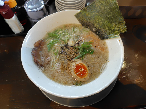 「地げ塩拉麺900円」@炭炙りチャーシュー赤龍の写真
