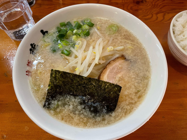 「ラーメン　半ライス」@東京豚骨拉麺 藤丸の写真