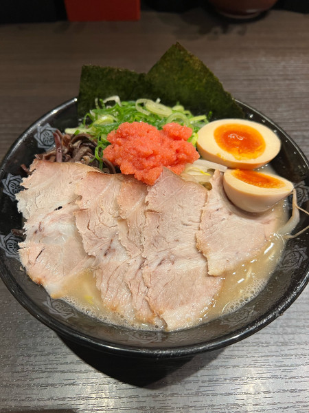 「デラックスラーメン」@とんこつらーめん俺式 純 東京ラーメンストリート店の写真