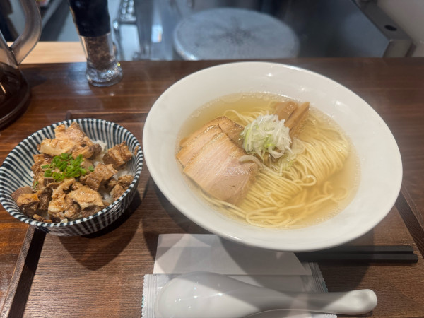「白醤油ラーメンとチャーシュー丼」@中華そば さこやの写真