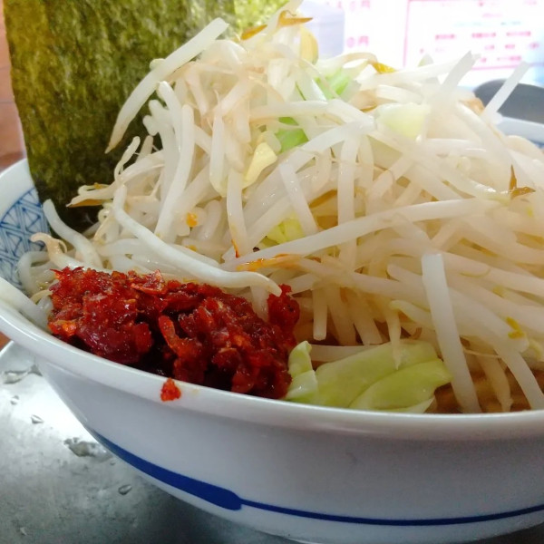 「#海老辛ラーメン #味付き脂 #葱 #ニンニク #1100円」@ラーメン ぶぅさんの写真