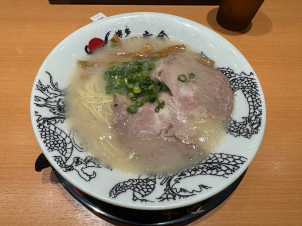 「塩豚骨ラーメン」@博多一幸舎 福岡空港国内ターミナル店の写真