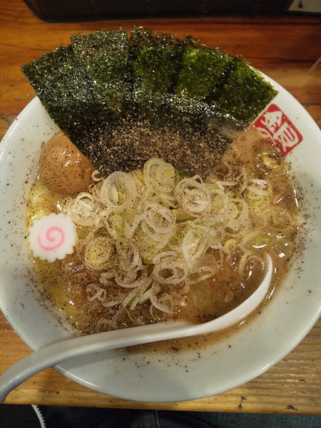 「黒こしょうバターらーめん（味玉付き）」@熟成らーめん 銀のくらの写真