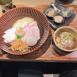 『特製』帆立の昆布水つけ麺 黒【醤油】（1700円）