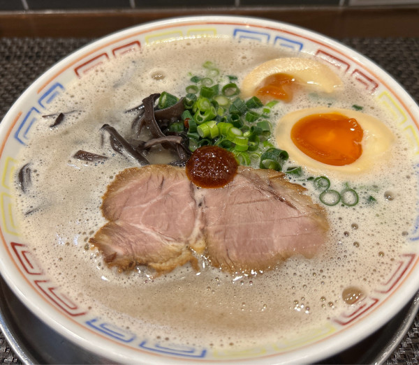 「豚骨ラーメン味玉入り＋替玉」@麺屋とんぼの写真