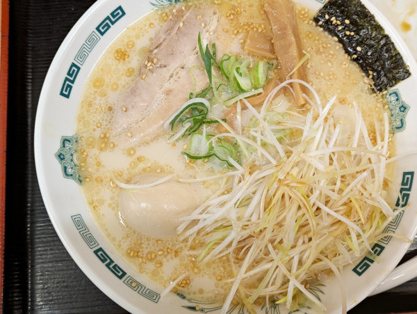 「味玉とんこつラーメン＋細切りネギ」@日高屋 赤坂一ツ木通店の写真