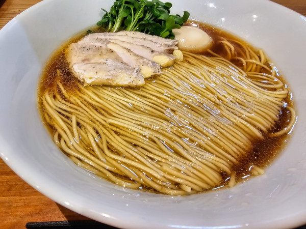 「岩手県ほろほろ鳥だしのしょうゆラーメン」@ラーメン ル・デッサンの写真