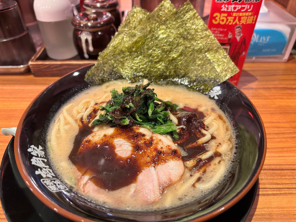 「黒家系ラーメン」@横浜家系ラーメン 壱角家 越谷店の写真