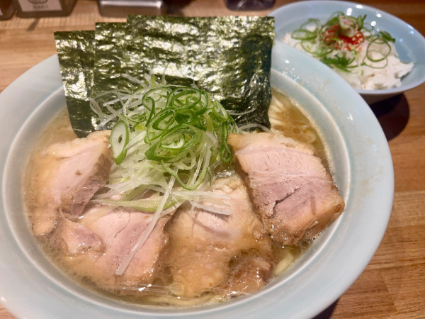 「豚骨醤油  大盛  TPチャーシュー2枚」@豚骨醤油 三輪の写真